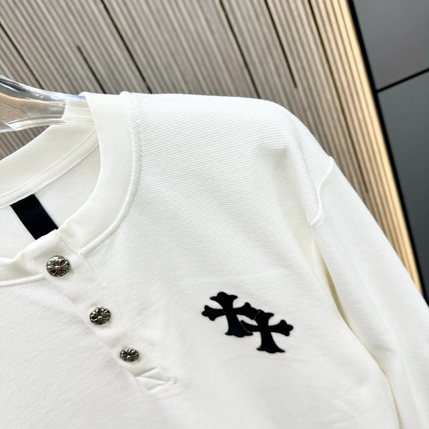 🅿️270 25 New Style🆕Come Hearts Cross Long Sleeve Autumn and Winter King! Chest pockets, collar and cuffs with high weight threads, custom-woven and dyed 330g double yarn waffle fabric, cross steel buckle tags and other accessories are all in the correct version, super conspicuous, super good-looking and super atmospheric, same style for men and women! The overall upper body highlights fashion and individuality, and it is a recommended T-shirt for couples to wear together!! Color: black/white 04 Size: S-XXL